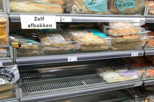 Energiecrisis: Supermarkt laat klanten zelf hun brood afbakken