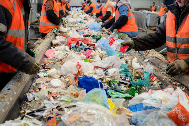 Goed nieuws: Steeds meer huishoudens mengen hun plastic zelf al door het restafval