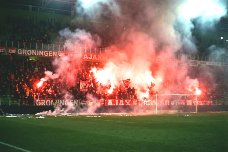 Ajax stelt stadionverbod in voor Chinese vuurwerkfabrikanten: “De maat is vol”