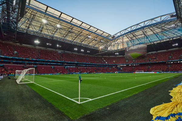 KNVB laat duizenden werkloze stadionbouwers uit Qatar invliegen voor vulling Huis van Oranje