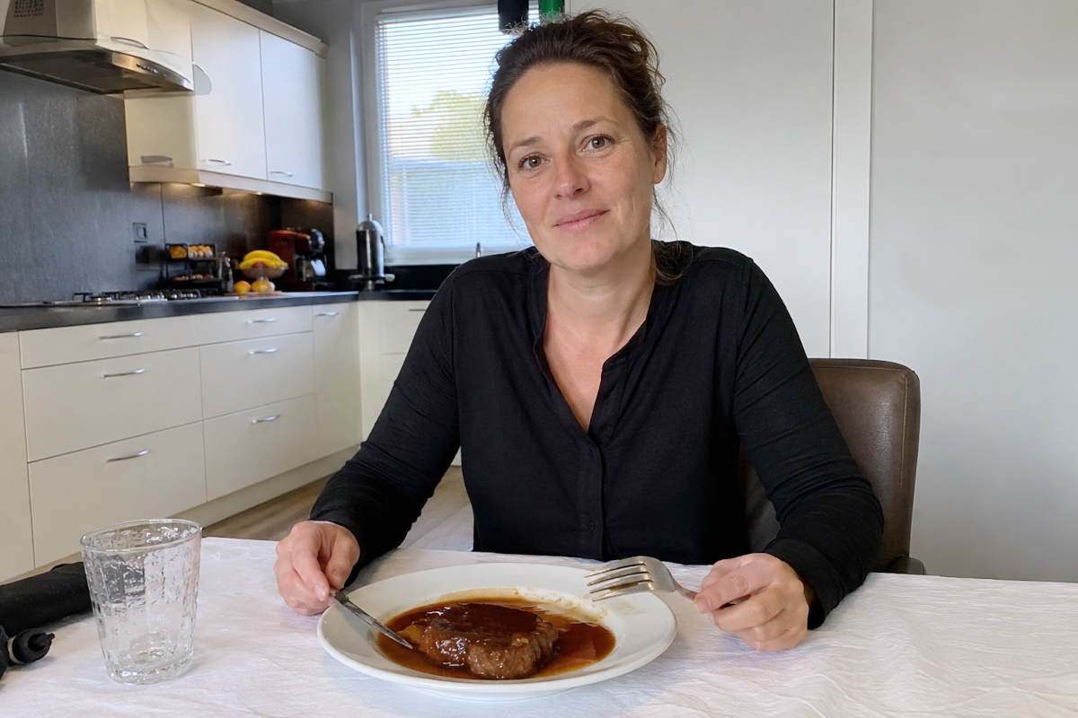 Angela (41) is vegetariër, maar eet wel gewoon vlees: “Het gaat om de intentie”