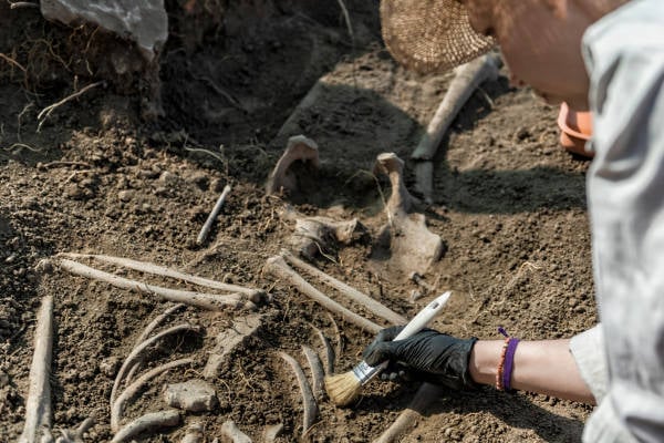 Archeologen vinden menselijke botten vlakbij kerk