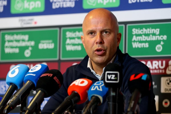 Arne Slot verklaart Europese uitschakeling Feyenoord: “Veel spelers met hoofd al bij Almere City”