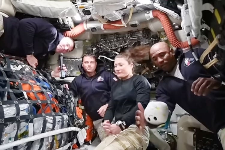 Omstreden overheidsdienst NASA plaatst mensen buiten dampkring, gaat het strenge Amerikaanse uitzettingsbeleid te ver?