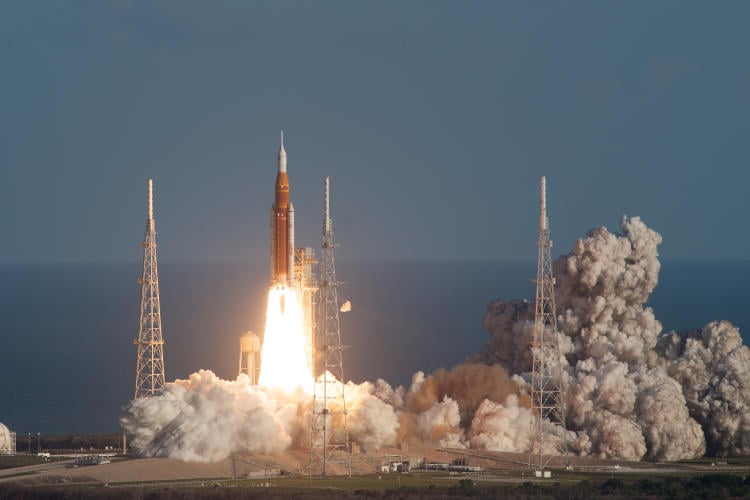 Laffe Amerikanen gebruiken raket om ellende op aarde te ontvluchten