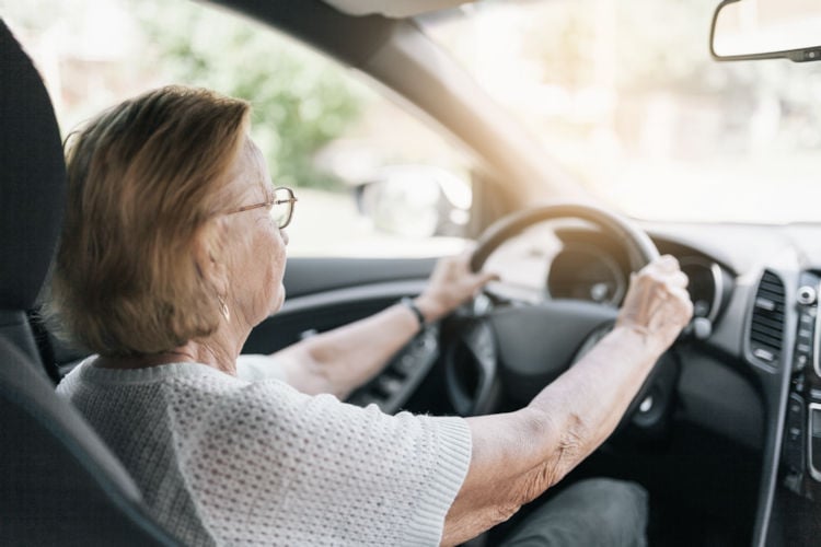 Oudere automobilist maakt te weinig gebruik van de middelvinger