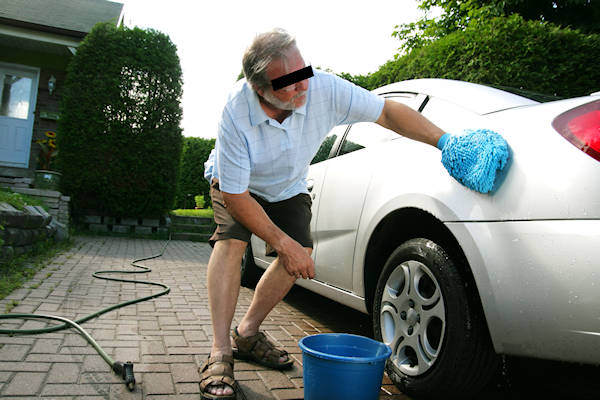 Asociale man wast auto ondanks watertekort