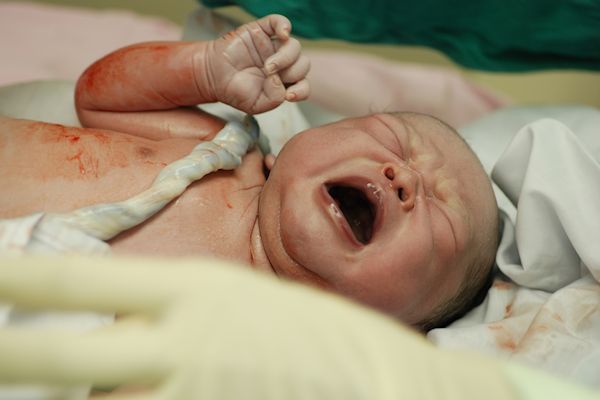 Verloskundigen zijn gejank van baby’s bij bevalling spuugzat