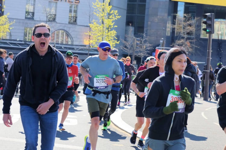 Bas (38) motiveert marathonlopers door hen de huid vol te schelden: “Getuigt juist van respect”