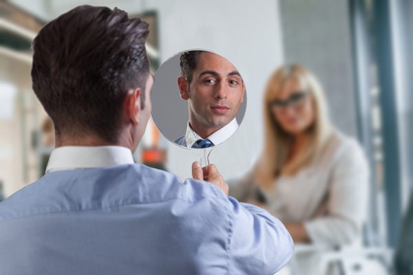 Misverstand: narcistische man blijkt in feite gewoon erg onder de indruk van spiegelglas