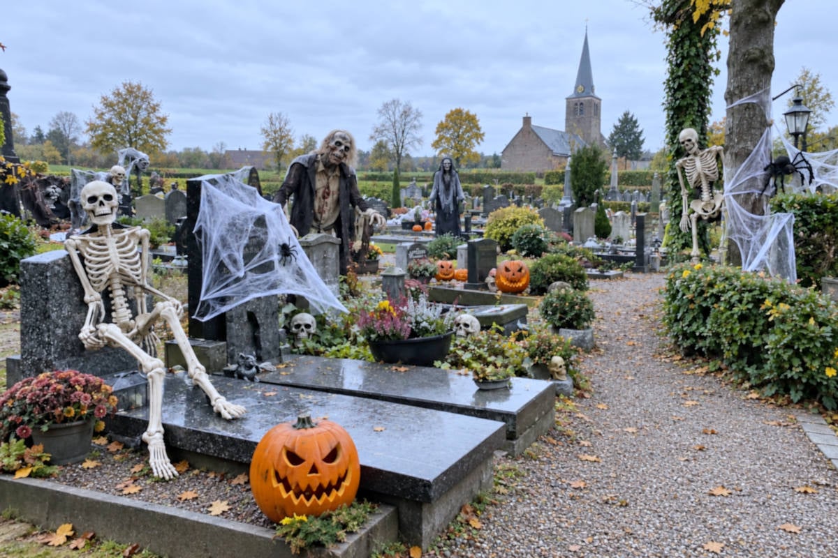 Ook begraafplaatsen al versierd voor Halloween