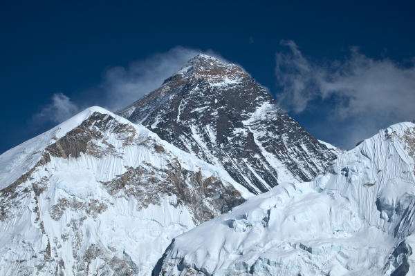 Mount Everest steeds hoger door menselijke uitwerpselen