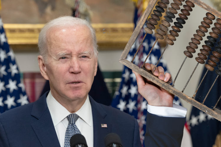 Biden pleit voor afschaffing computers na wereldwijde storing