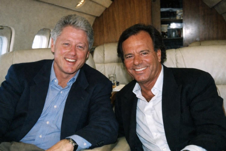 Witte Huis publiceert foto’s van Bill Clinton met Julio Iglesias