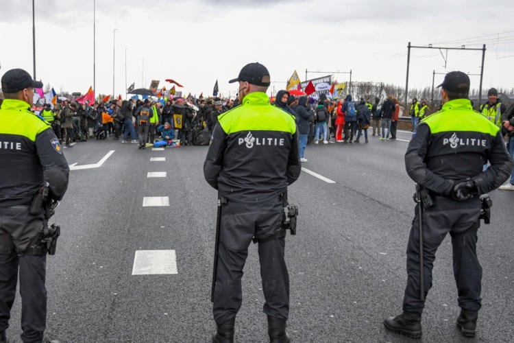 Politie houdt blokkeerders A44 aan: “Blokkade alleen toegestaan voor onzinnig festival”