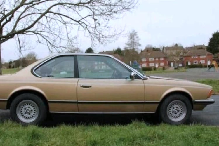 Beroemde auto van ‘Driving home for Christmas’ te koop aangeboden