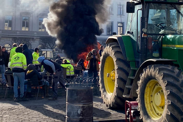 Boze boeren stichten brandjes in Brussel: “Wereld kon wel wat meer geweld gebruiken”