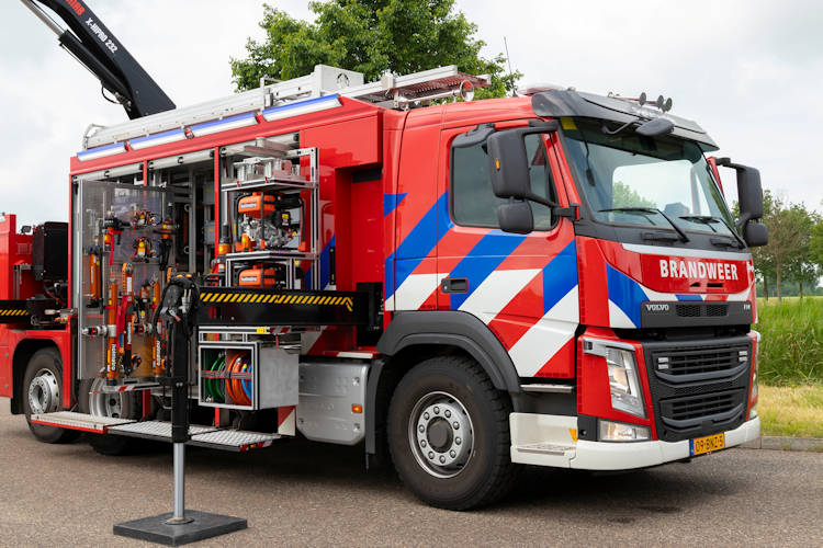 Brandweer gaat maandag verder met blussen woningbrand Strielwouden