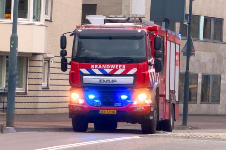 Brandweer redt statiegeldblikje uit vuilnisbak