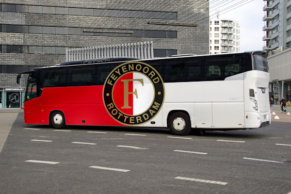 Spelers Ajax in Feyenoord-bus naar De Kuip gebracht