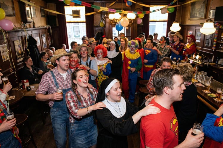 Kritiek op carnaval zwelt aan: “Polonaise dwingt mensen in een richting die ze niet zelf gekozen hebben”