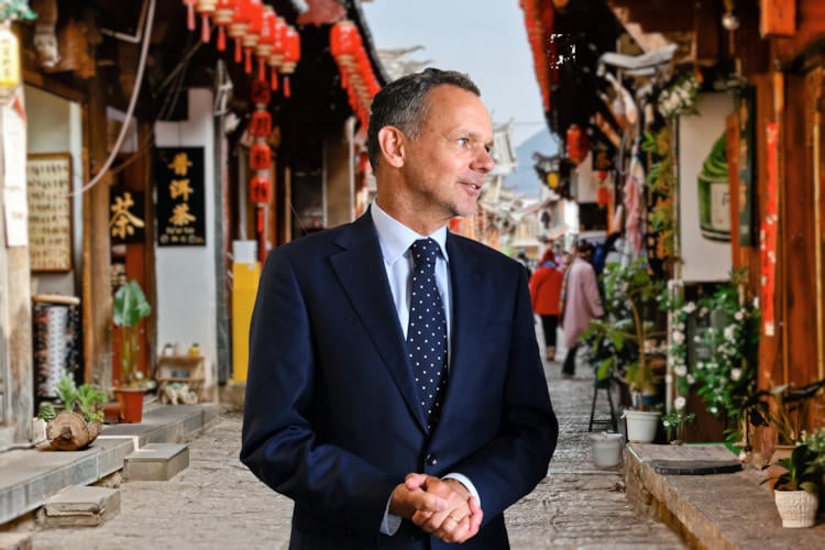Minister Veldkamp regelt Temu-afhaalloket in China