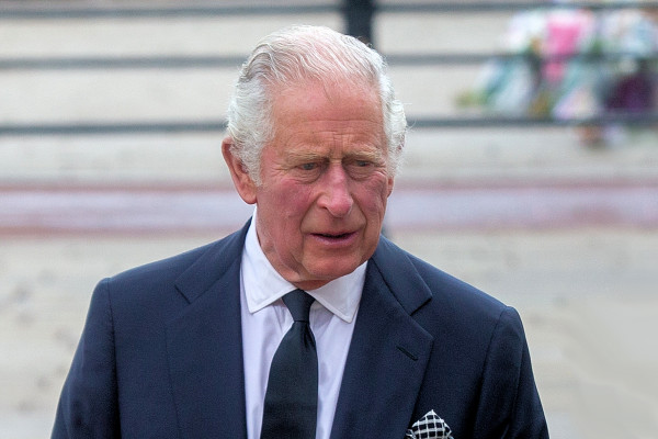 Britse koning (73) zinspeelt op aftreden: “Mijn leeftijd begint me parten te spelen”