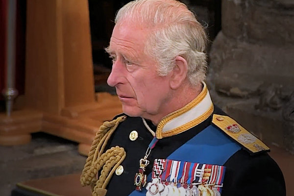 Charles toont per ongeluk emotie tijdens uitvaart Elizabeth