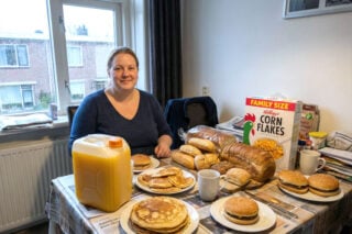 Amerikaanse Cheryl (34) vluchtte voor Trump naar Nederland: “Ik zocht een land waar de blonde populist tenminste geen oranje gezicht heeft” Amerikaanse Cheryl (34) vluchtte voor Trump naar Nederland: “Ik zocht een land waar de blonde populist tenminste geen oranje gezicht heeft”