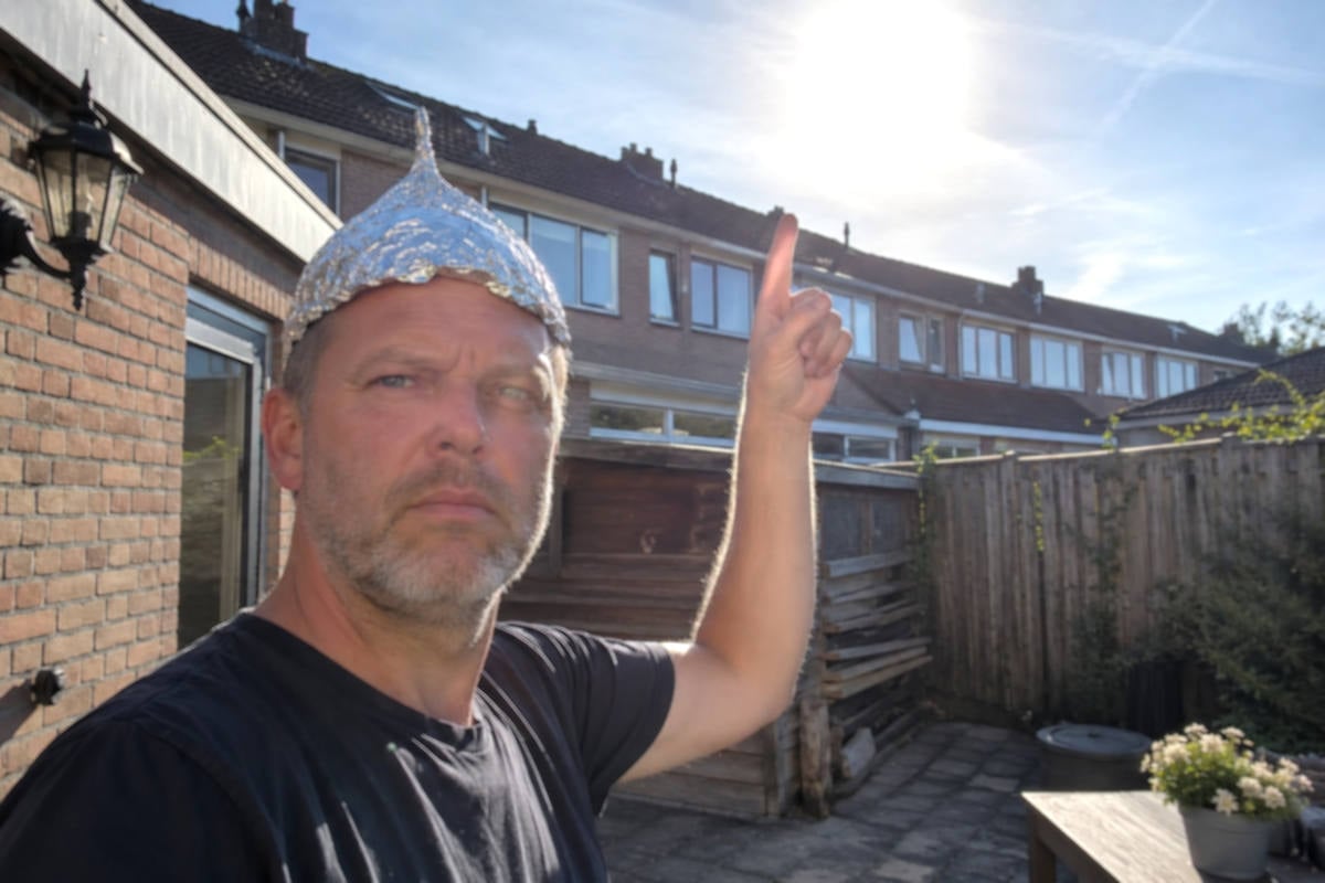 Complotdenker Danny (49) vertrouwt het niet: “Maan past precies voor de zon, dat kan geen toeval zijn”