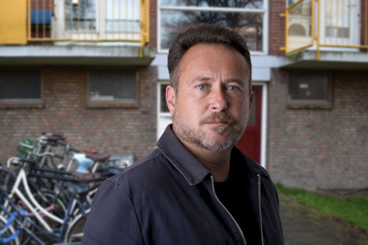 Extreem complotdenker Erik (43) wantrouwt zijn eigen complottheorieën: “Een platte aarde heb ik verzonnen om mij erin te luizen”