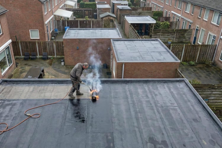 Dakdekker Hans (53) niet vermeld in Epstein-files: “Ja, natuurlijk ben ik opgelucht”