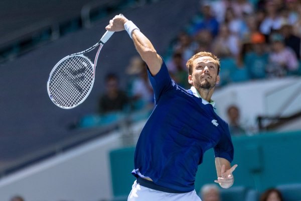 Organisatie Wimbledon laat weer Russische tennissers toe: “Principes moet je ook durven laten vallen als dat beter uitkomt”