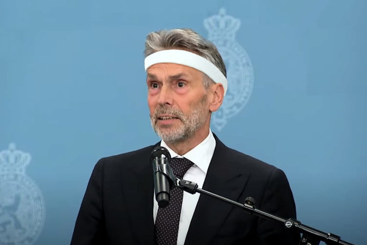 Premierskandidaat Dick Schoof veel hipper dan verwacht, met witte haarband op persconferentie