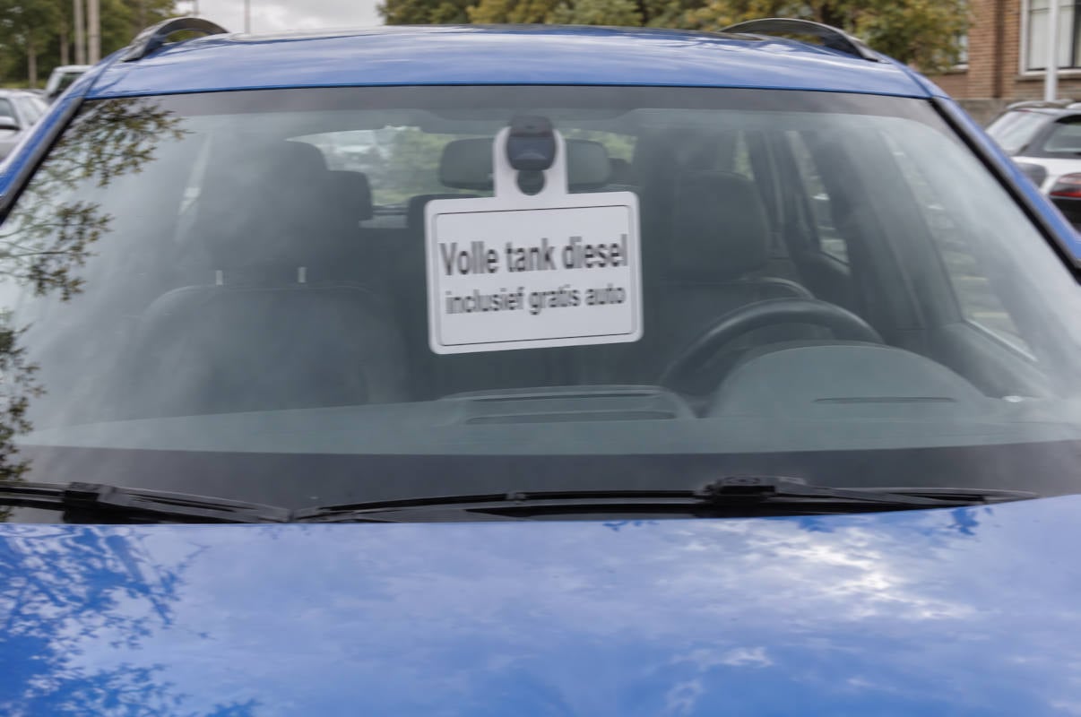 Autodealer verkoopt volle tank diesel met gratis auto eromheen