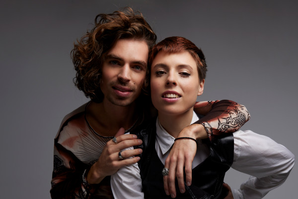 Songfestivalkenners enthousiast over Nederlands duo: “Je moet nooit de nootjes zingen die mensen verwachten”