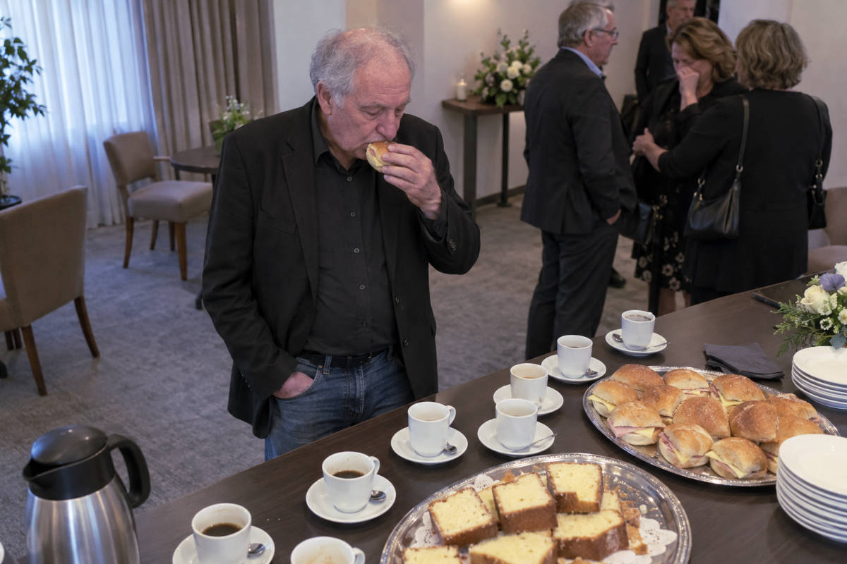 Dirk (71) bespaart op boodschappen door op uitvaarten te eten