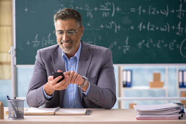 Mobieltje in de klas wordt verboden, docenten vanaf 1 januari onbereikbaar