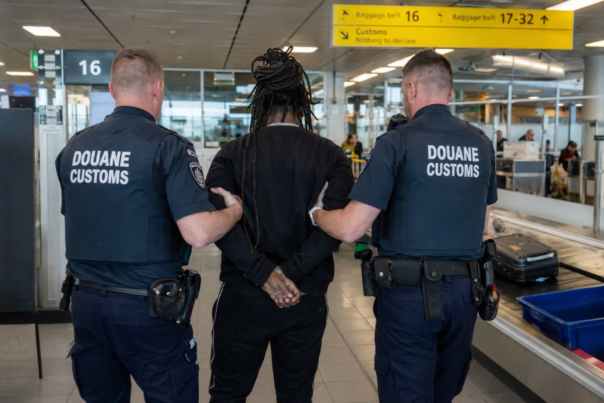 Douane Schiphol onderschept 24 gram goud in gebit rapper