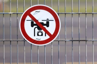 Defensie plaatst drone-verbodsborden bij vliegbasis Volkel