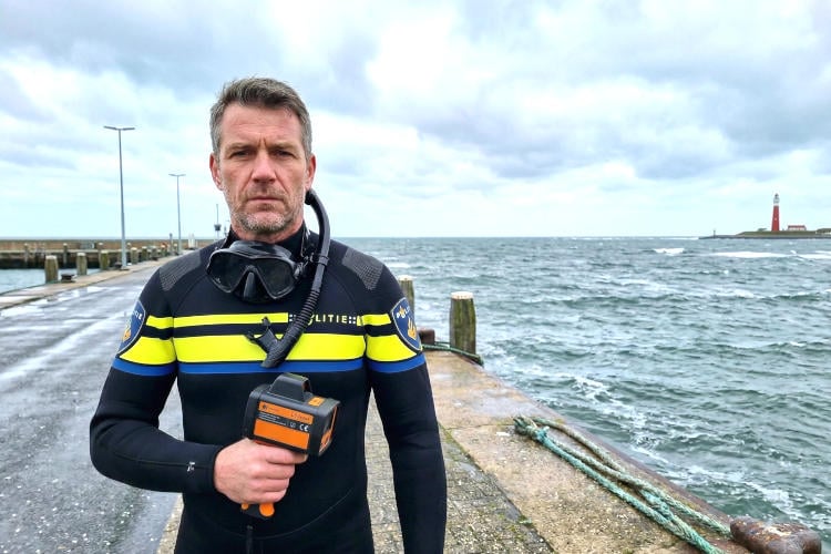 Mark (42) is duikbootflitser bij de politie: “Soms is het lastig om ze te vinden”