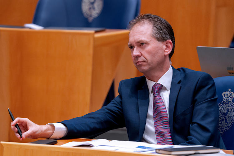 Minister Van Hijum vindt acties voor vroegpensioen voorbarig: “Ben pas 52”