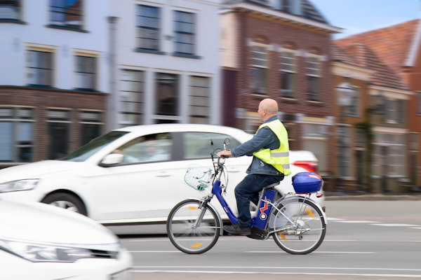 Bejaarde man vestigt nieuw snelheidsrecord elektrisch fietsen in de binnenstad