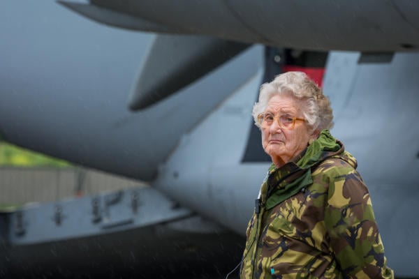 Bejaarden zijn het geheime wapen van ons leger: “De vijand verwacht geen oma van 88”