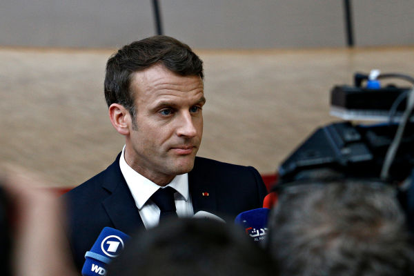 Macron veroordeelt aanslagen en gaat over tot de orde van de dag