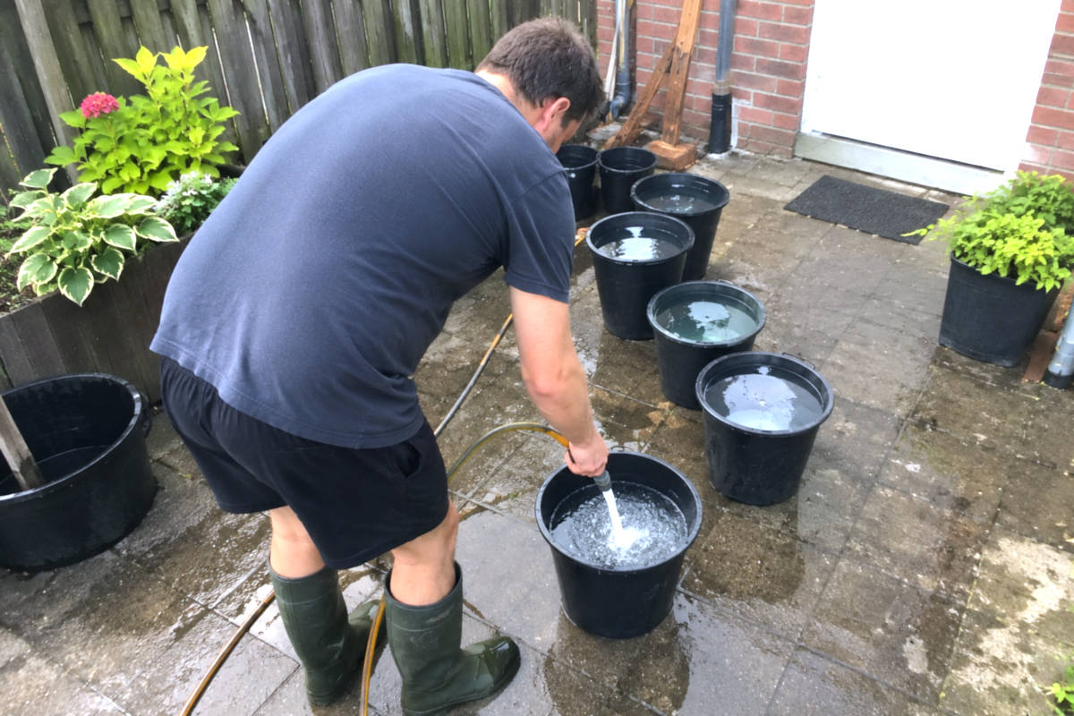 Meer waterspeculanten door aanhoudende droogte: “Volle emmer is straks misschien honderd euro waard”