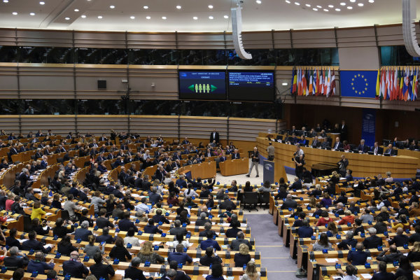Europees Parlement stemt over standaard oplaadkabel in afwachting van Russische kernaanval