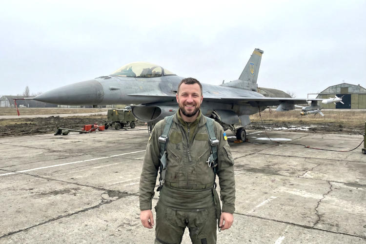 Nederlandse F-16-piloten blij met flexibel contract in Oekraïne: “Op woensdagmiddag vlieg ik niet, dan heb ik papadag”