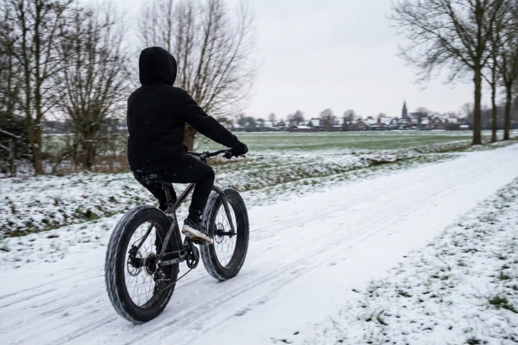 Sneeuw in Nederland: Veel jongeren rijden voor de veiligheid op fatbikes