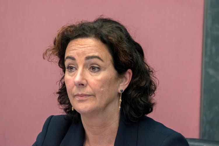 Femke Halsema kreeg motie van wantrouwen vanwege gebrek aan geometrische kennis: “Hoe kan een driehoek op één lijn zitten?”